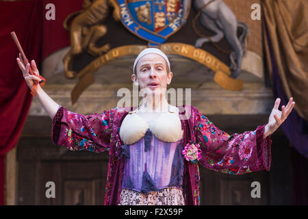 Londra, Regno Unito. 23/09/2015. Greg Haiste come Edward Kynaston. Photocall per il gioco/commedia Nell Gwynn da Jessica Swale al Globe Theatre. Spettacoli diretto da Christopher Luscombe esegui dal 19 settembre al 17 ottobre 2015. Con Gugu Mbatha-Raw (Nell Gwynn), Greg Haiste (Edward Kynaston), Jay Taylor (Charles Hart) e David Sturzaker (Re Carlo II). Foto Stock