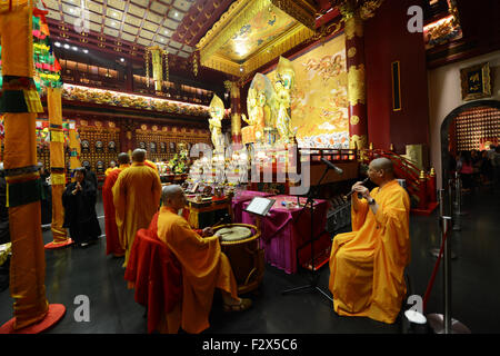 Cerimonia buddista e preghiere all'interno del Dente del Buddha reliquia tempio in Chinatown, Singapore. Foto Stock