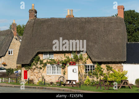 Cottage con il tetto di paglia (vecchio ufficio postale) nel villaggio di Weekley, Northamptonshire, England, Regno Unito Foto Stock