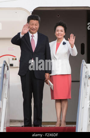 Washington, DC, Stati Uniti d'America. 24Sep, 2015. Il presidente cinese Xi Jinping (L) e sua moglie Peng Liyuan wave al momento del loro arrivo alla Andrews Air Force Base in Washington, DC, Stati Uniti, Sett. 24, 2015. Xi è arrivato qui giovedì a incontrarsi con il suo omologo statunitense Barack Obama e altri Stati uniti i leader politici come parte della sua prima visita di Stato negli Stati Uniti. Credito: Wang Ye/Xinhua/Alamy Live News Foto Stock