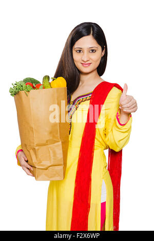 1 donna indiana casalinga alimento vegetale dello shopping e del pollice in alto mostra Foto Stock