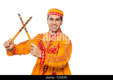 1 Gujrati indiano uomo Navaratri Dandiya dance Foto Stock