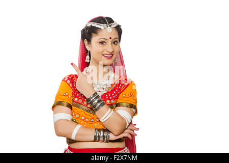 1 indiano donna Rajasthani puntare il dito che mostra Foto Stock