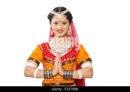 1 indiano donna Rajasthani mani giunte Benvenuti Foto Stock