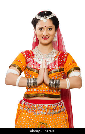 1 indiano donna Rajasthani mani giunte Benvenuti Foto Stock