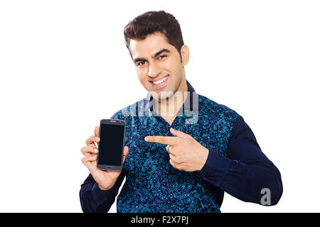 1 indian uomo adulto telefono mobile che mostra la qualità Foto Stock