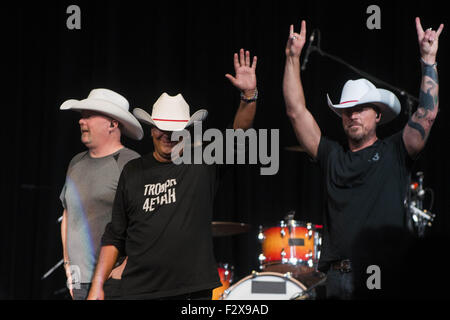 Sett. 24, 2015 - canadese di rock band eseguire Trooper a Calgary e ricevere Calgary white hat, un simbolo di ospitalità occidentale. © Baden Roth/ZUMA filo/Alamy Live News Foto Stock