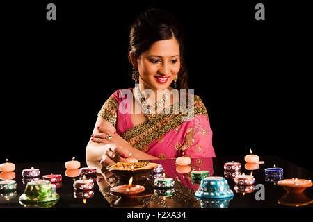 1 indian donna adulta Diwali Festival decorazione Diya Foto Stock