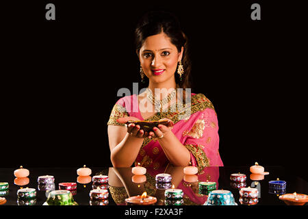 1 indian donna adulta Diwali Festival decorazione Diya Foto Stock