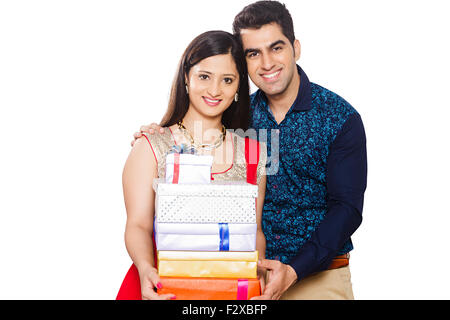 2 indian coppia sposata Diwali Festival dono dello shopping Foto Stock