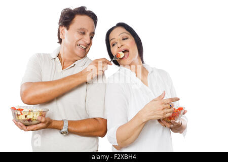 2 Adulto indiano coppia sposata dieta insalata mangiare Foto Stock