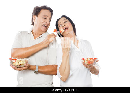 2 Adulto indiano coppia sposata dieta insalata mangiare Foto Stock