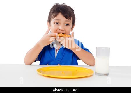 1 indian kid boy Colazione mangiare pane Foto Stock