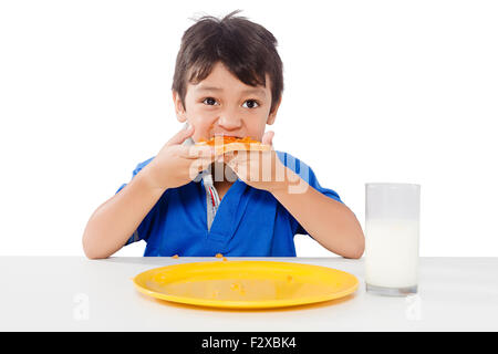 1 indian kid boy Colazione mangiare pane Foto Stock