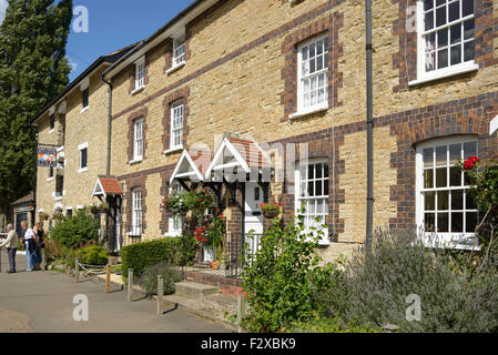 Banca Canale di Beagle cottages e il Canal Museum sul Grand Union Canal, Stoke Bruerne, Northamptonshire, England, Regno Unito Foto Stock