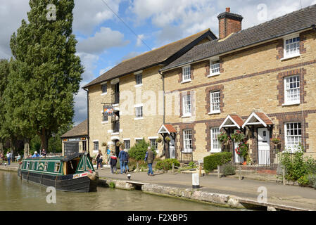 Banca Canale di Beagle cottages e il Canal Museum sul Grand Union Canal, Stoke Bruerne, Northamptonshire, England, Regno Unito Foto Stock