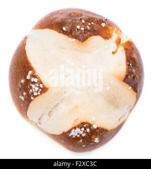 Pretzel Roll con sale isolato puro su sfondo bianco Foto Stock