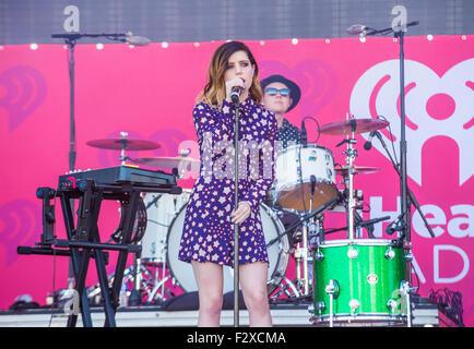 Musicista Sierota Sydney di Echosmith esegue sul palco al 2015 iHeartRadio Music Festival presso il Las Vegas Village Foto Stock