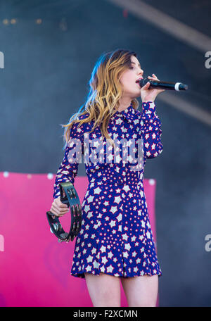 Musicista Sierota Sydney di Echosmith esegue sul palco al 2015 iHeartRadio Music Festival presso il Las Vegas Village Foto Stock