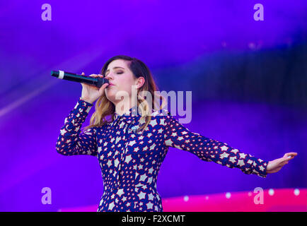 Musicista Sierota Sydney di Echosmith esegue sul palco al 2015 iHeartRadio Music Festival presso il Las Vegas Village Foto Stock