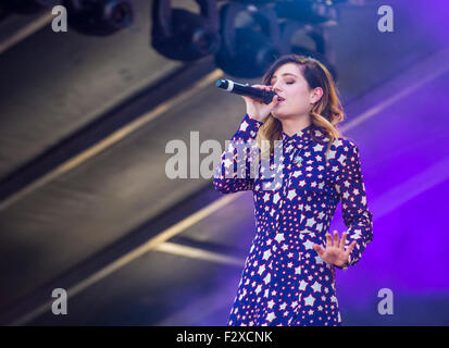 Musicista Sierota Sydney di Echosmith esegue sul palco al 2015 iHeartRadio Music Festival presso il Las Vegas Village Foto Stock