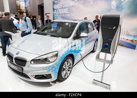 Presentazione della nuova BMW 225Xe luxruy automobile ibrida al BMW stand di IAA International Motor Show 2015 Foto Stock