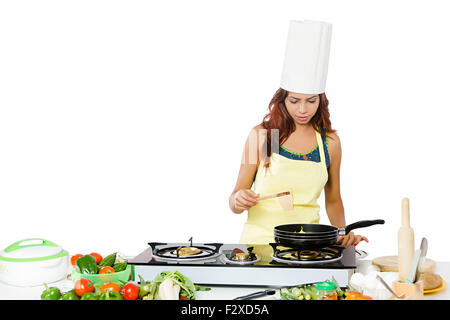 1 Adulto indiano donna casalinga Cucina Cucina Foto Stock