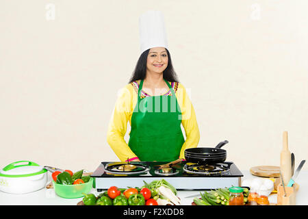 1 Adulto indiano donna casalinga Cucina Cucina Foto Stock