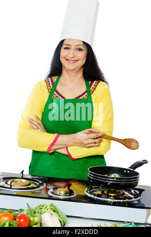 1 Adulto indiano donna casalinga Cucina Cucina Foto Stock