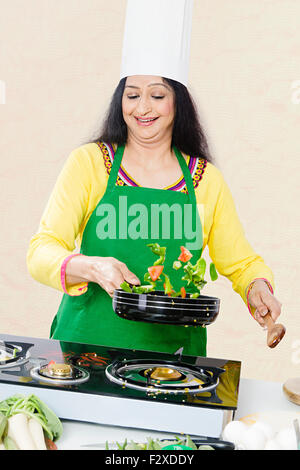 1 Adulto indiano donna casalinga Cucina Cucina Foto Stock