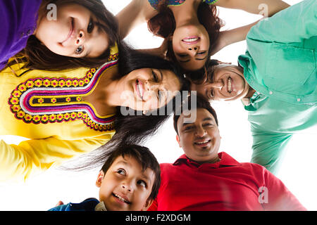 Gruppo indiano famiglia comune Huddle Round Foto Stock