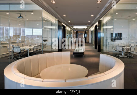 Signor Porter concourse e area di breakout. Net-a-porter uffici presso il Westfield Centre di Londra, Regno Unito. Architetto: Studiofi Foto Stock