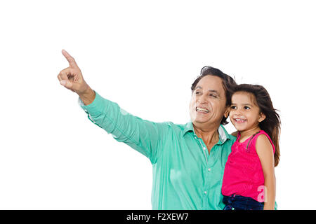 2 nonno indiano e Kid nipote puntare il dito gesti Foto Stock