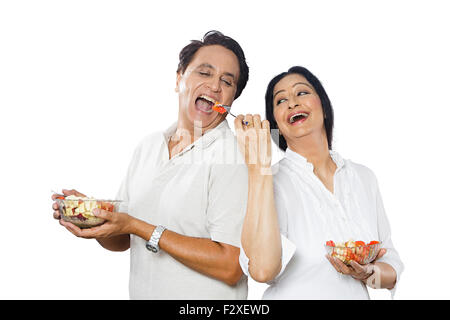 2 Adulto indiano coppia sposata dieta insalata mangiare Foto Stock