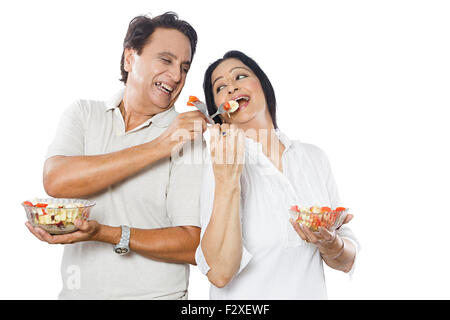 2 Adulto indiano coppia sposata dieta insalata mangiare Foto Stock