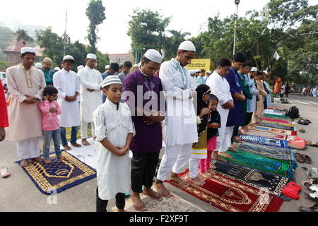 Dacca. Xxv Sep, 2015. I musulmani del Bangladesh offrire preghiere alla Moschea nazionale durante l'Eid al-Adha Festival di Dacca, capitale del Bangladesh, Sett. 25, 2015. Credito: Xinhua/Alamy Live News Foto Stock