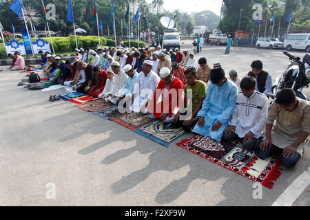 Dacca. Xxv Sep, 2015. I musulmani del Bangladesh offrire preghiere alla Moschea nazionale durante l'Eid al-Adha Festival di Dacca, capitale del Bangladesh, Sett. 25, 2015. Credito: Xinhua/Alamy Live News Foto Stock