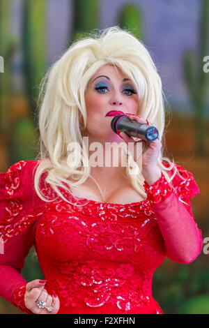 Kelly O'Brien è leggenda del country Dolly Parton. Tributo atto. Foto Stock