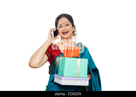 1 indian Marathi donna adulta diwali confezione regalo che mostra e parlare per telefono cellulare Foto Stock