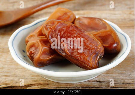 Data la frutta nel recipiente Foto Stock