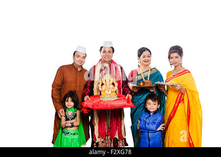 Gruppo indiano Marathi Joint Family Festival Ganesh Chaturthi culto di scultura Foto Stock