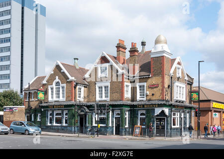 Il Beehive Pub, High Street, Brentford, London Borough di Hounslow, Greater London, England, Regno Unito Foto Stock