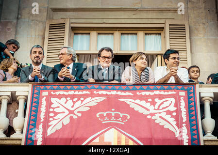 Barcellona, Spagna. 24 Settembre, 2015. XAVIER TRIAS (2L), ex sindaco, ARTUR MAS (3L), presidente del governo catalano e ADA COLAU (4L), sindaco di Barcellona,guardare su St Jaume posto dai municipi balcone sulla merce credito vacanze: matthi/Alamy Live News Foto Stock