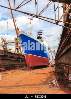 Grande nave - Vista posteriore con elica in riparazione. Foto Stock