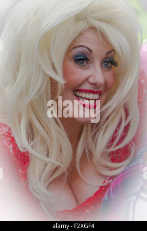 Kelly O'Brien è leggenda del country Dolly Parton. Tributo atto. Foto Stock