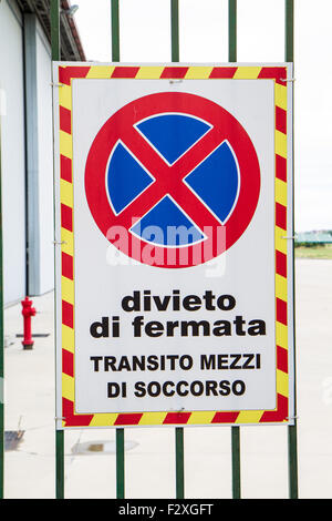 Nessun segno di parcheggio montato su aeroporto civile gate Foto Stock