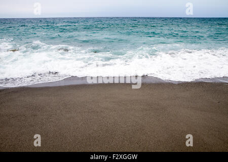 Estate con splendida spiaggia in Calabria in mare mosso Foto Stock