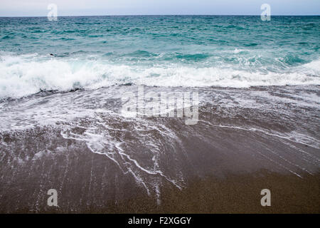 Estate con splendida spiaggia in Calabria in mare mosso Foto Stock