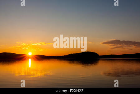 Il sole di mezzanotte in Lapponia finlandese Foto Stock