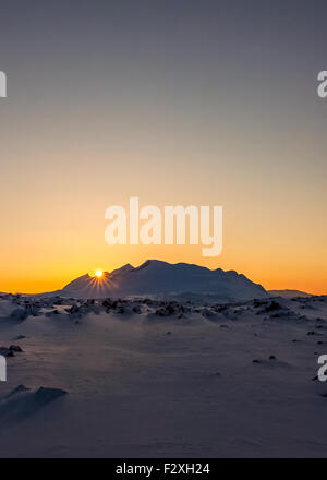 Sun setting behind the Ahkka massif in Stora Sjöfallet National Park Foto Stock